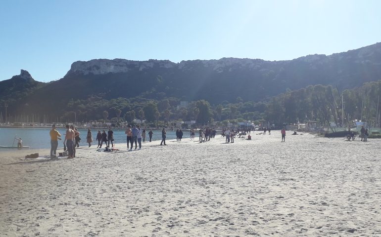 (FOTO) Natale da spiaggia a Cagliari, è un 25 dicembre da tutti al Poetto