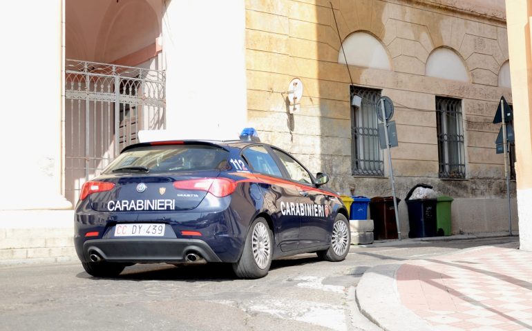 Timbra il cartellino e va a fare la spesa: una fisioterapista nei guai a Carbonia