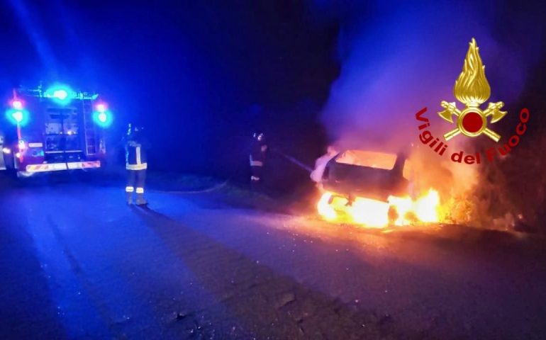 Due incidenti nella notte a Santu Lussurgiu. Due auto fuori strada, una prende fuoco