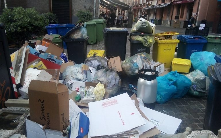 Il corso Vittorio Emanuele di Cagliari tra casette natalizie, locali e…spazzatura: la protesta dei cittadini