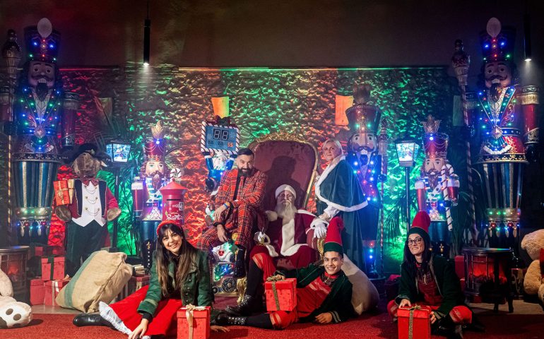 Cagliari come Disneyland e il Polo Nord: il Natale dei Superanimatori tra cannoni sparaneve, parate e villaggio di Santa Claus