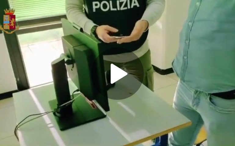 (VIDEO) Cagliari, all’esame della patente con l’auricolare: denunciato un uomo