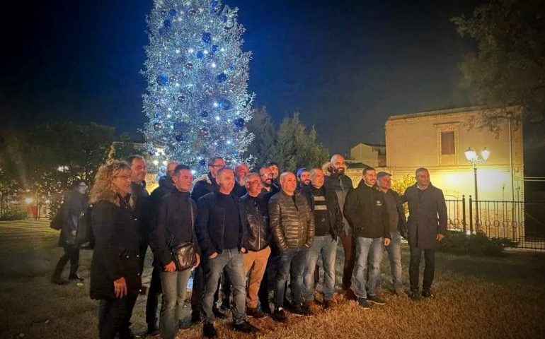 Settimo San Pietro: un grande albero di Natale donato da QuattroEmme Costruzioni