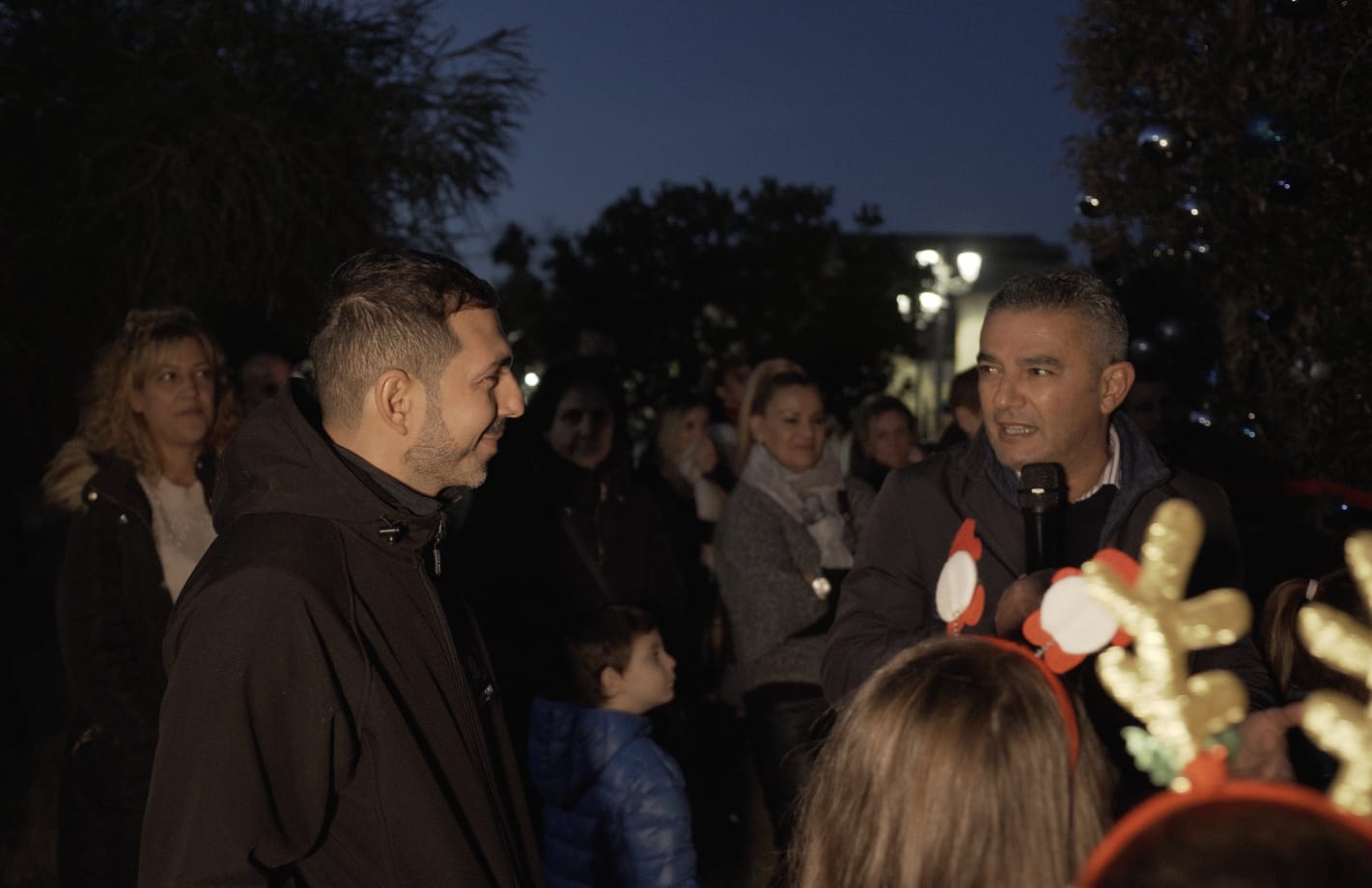 Marco Mura e il sindaco Gian Luigi Puddu all'inaugurazione dell'albero 
