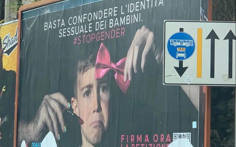Anche a Cagliari compaiono i cartelloni “#stopgender”: divampa la polemica