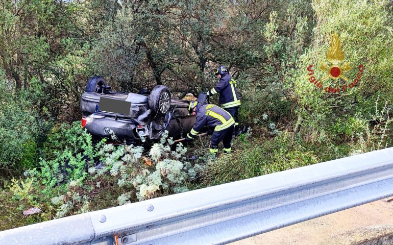 Cagliari, spaventoso incidente sulla 130: auto esce di strada e si ribalta, due feriti all’ospedale