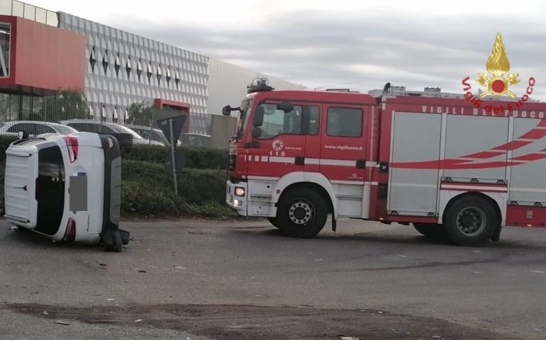 Sestu, auto si ribalta sulla ex SS 131: donna ferita liberata dall’abitacolo dai Vigili del Fuoco