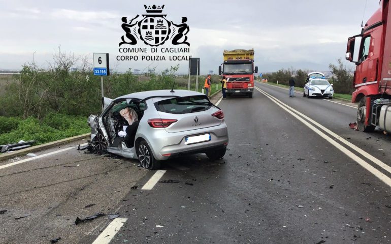 Cagliari, violento scontro frontale fra auto e camion: un ferito in gravi condizioni