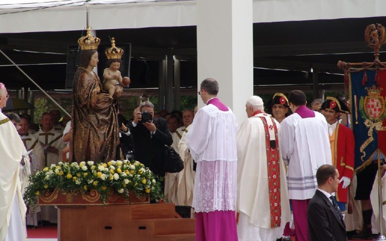 Addio a papa Ratzinger, 14 anni fa quella visita in Sardegna e la folla di fedeli a Bonaria