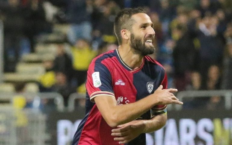 Il solito Cagliari a due velocità coglie l’ennesimo pareggio: contro il Parma finisce 1-1
