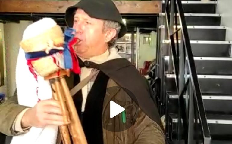 (VIDEO) Lo zampognaro Roberto Coia porta l’atmosfera del Natale in Sardegna