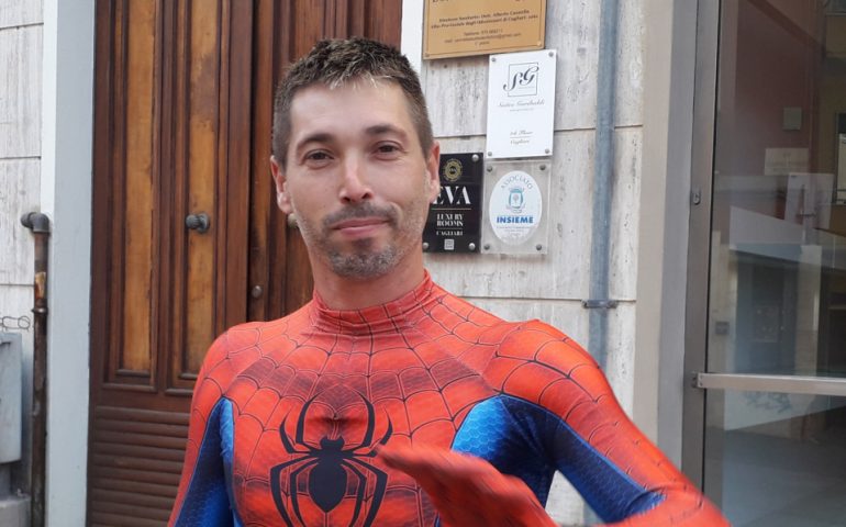 Salti e capriole, poi giù la maschera: nuova vita per Spider Man Casteddu