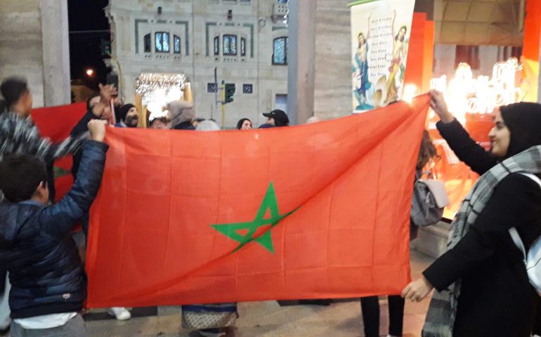 A Cagliari la festa del popolo marocchino dopo la storica qualificazione in semifinale: cori e bandiere in centro