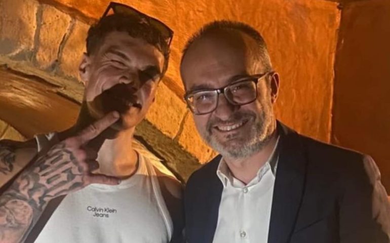 Cagliari, il sindaco Truzzu e il selfie con Blanco: “Metto anche io la canottiera stanotte?”