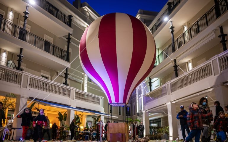 In Sardegna c’è la Befana: la vecchina arriva a Cagliari in mongolfiera