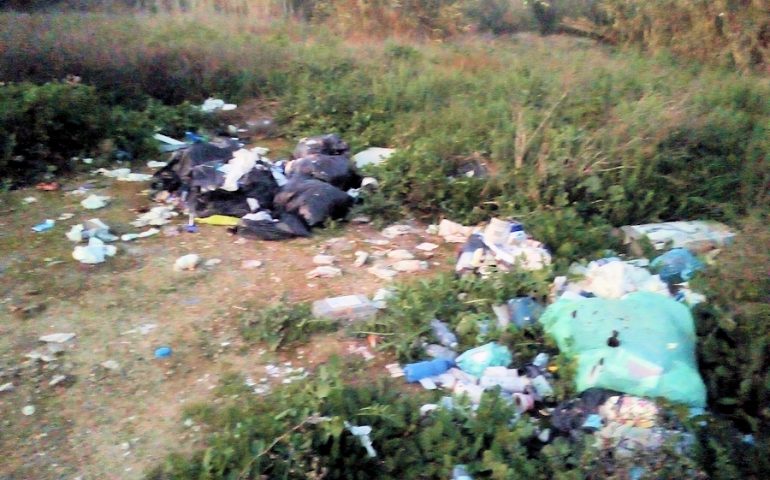 A Cagliari è ancora emergenza rifiuti: spazzatura in via Jenner, la strada per gli ospedali