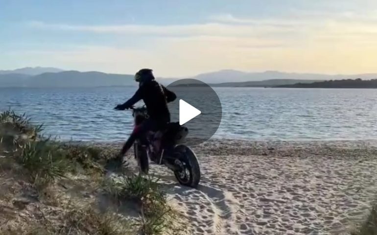 (VIDEO) Con la moto sulla sabbia: polemiche per le scorribande in Sardegna della centaura influencer svedese