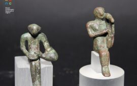 Scene di vita quotidiana nell’epoca nuragica: cosa stanno facendo questi due bronzetti sardi?