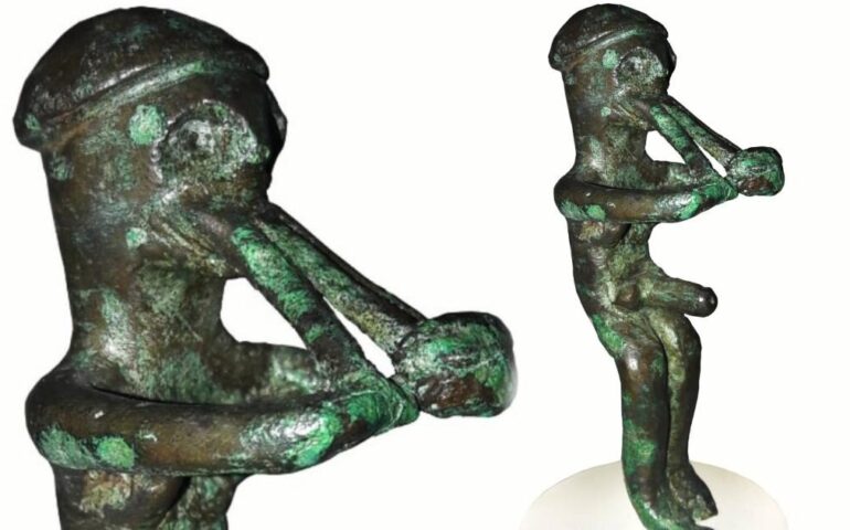 Lo sapevate? In Sardegna fu ritrovato un bronzetto itifallico suonatore di launeddas