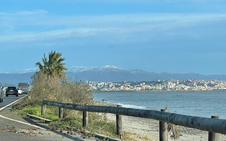 Davanti il mare, dietro la montagna innevata e Cagliari nel mezzo: la bellissima cartolina di oggi
