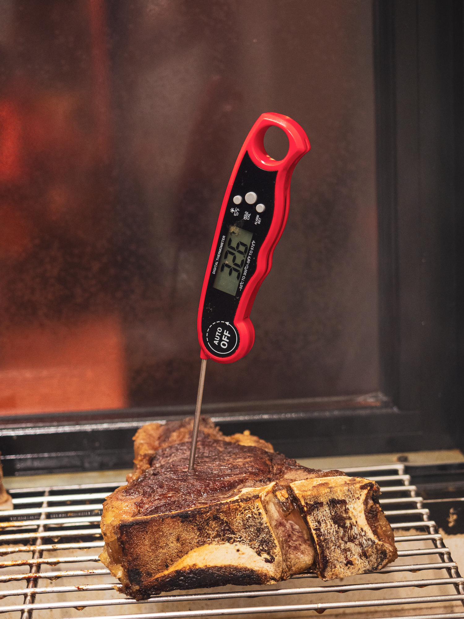 La carne viene messa su una piastra rialzata per controllare la cottura con un termometro