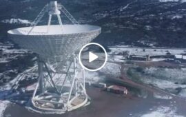 (VIDEO) La dronata mozzafiato sopra il Sardinia Radio Telescope circondato dalla neve
