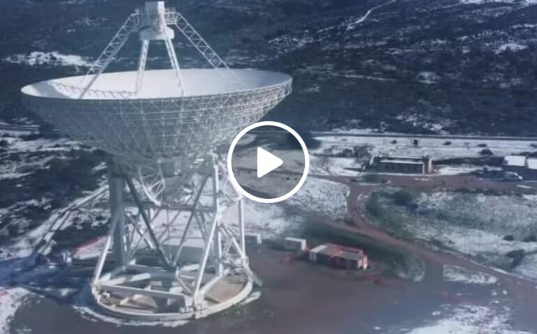 (VIDEO) La dronata mozzafiato sopra il Sardinia Radio Telescope circondato dalla neve