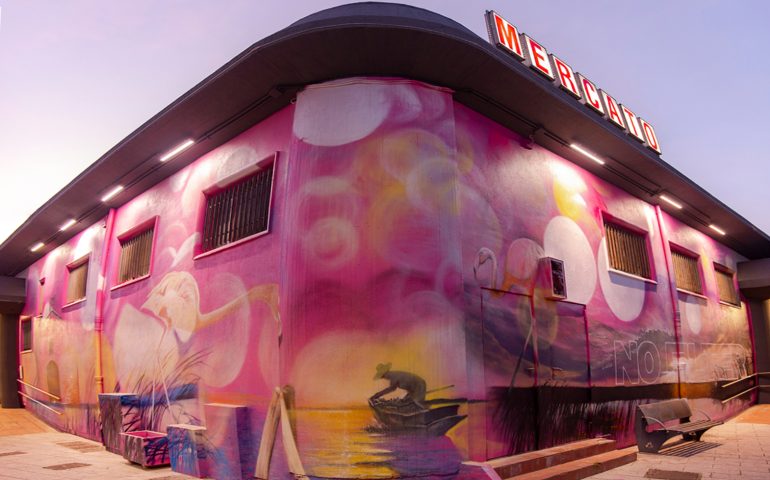 Elmas, il mercato civico nobilitato dalla street art: “No filter”, il nuovo murale di Manu Invisible
