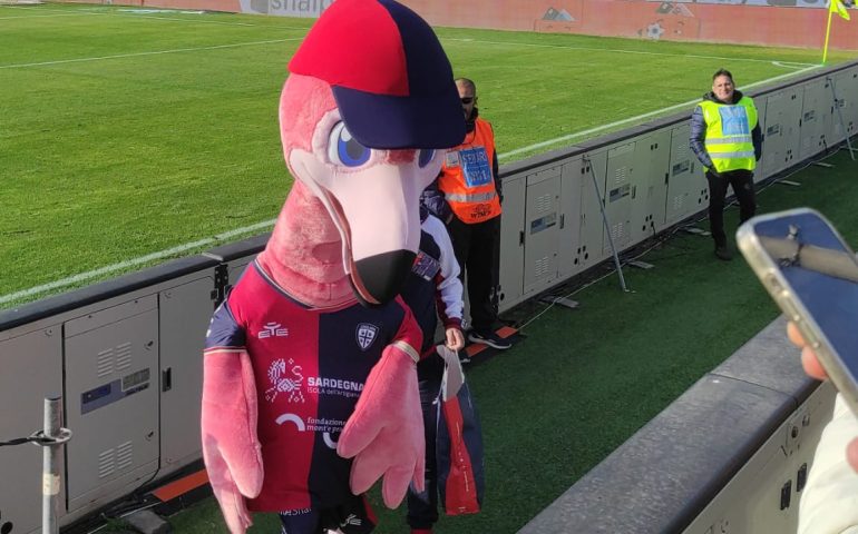 Nel giorno dell’esordio di Ranieri ecco il fenicottero “Pully”, la nuova mascotte del Cagliari