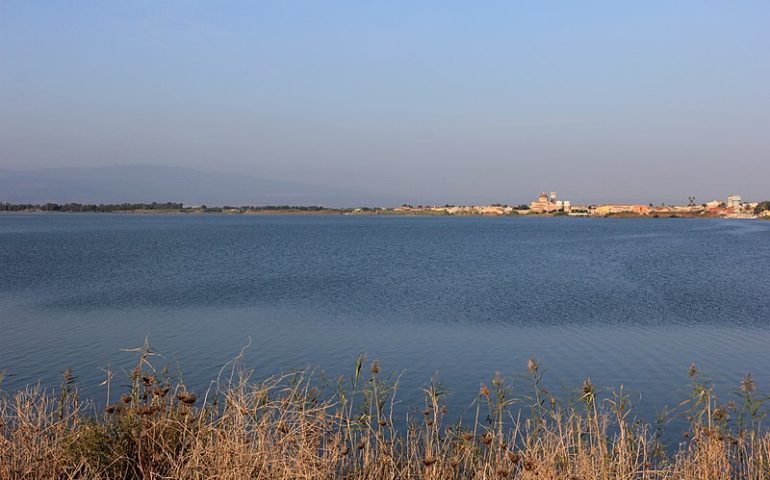 Lo stagno di acqua salata più esteso d’Italia? Si trova in Sardegna. Ecco dove e quanto è grande