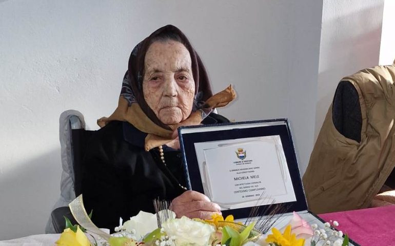 Sardegna terra di longevità. Tzia Michela Mele festeggia 100 anni a Oristano