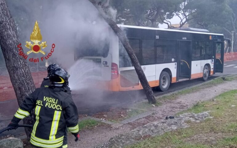 Autobus in fiamme a Cagliari: momenti di paura in viale Buoncammino