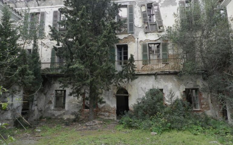 In Sardegna c’è un villaggio abbandonato dove si trova un palazzo ancora perfettamente affrescato