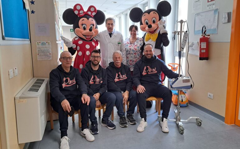 Bellissima rete dell’ASD Pirri per il Microcitemico: Minnie e Topolino in missione tra i piccoli pazienti