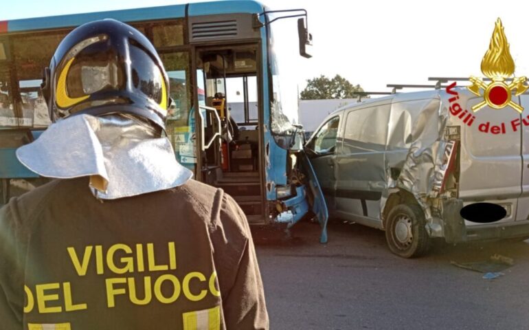 Sardegna, violento scontro tra pullman Arst e furgone: due feriti in ospedale