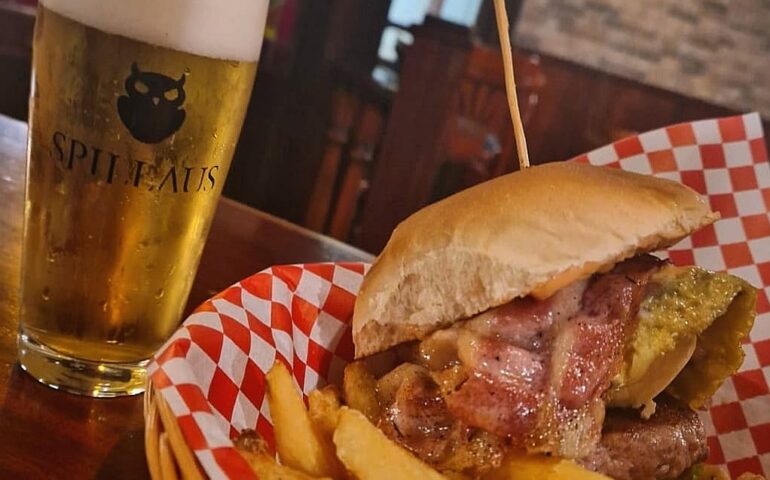 Tradizione birraria e hamburger che ci portano in tour per la Sardegna nel pub che celebra la “bionda sarda”