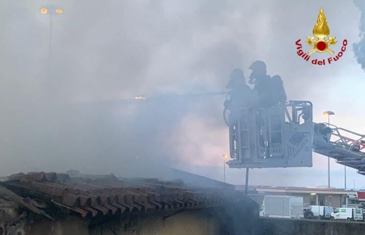 Cagliari, terribile incendio nello stabile occupato dai migranti