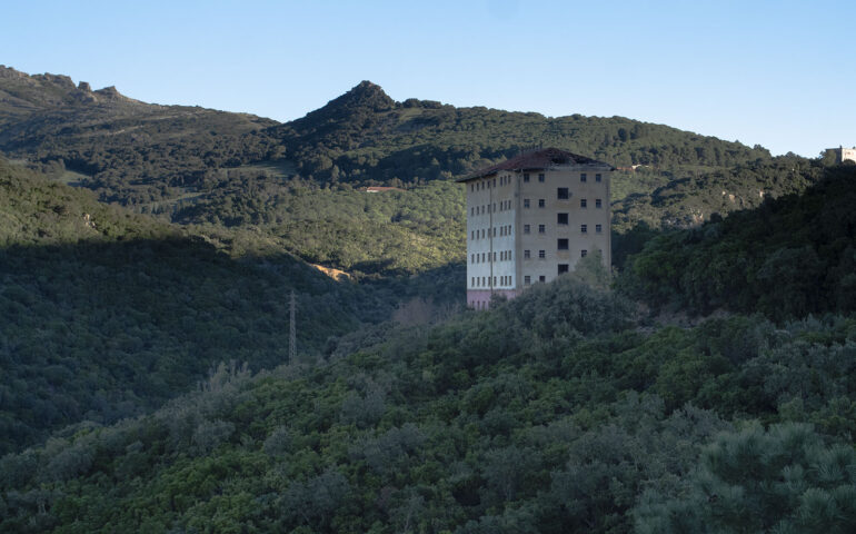 In Sardegna esiste un albergo abbandonato che sembra un fungo giallo dal tetto rosso