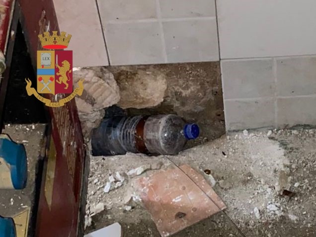 Cagliari, la droga nascosta nel tubo della grondaia: giovane insospettabile in manette