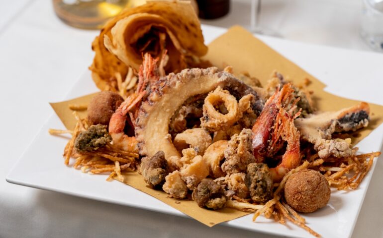 Calamari, gamberi rossi, polpo, orziadas, tonno e patatine stick: il fritto misto “esagerato” de “L’Ambasciata”