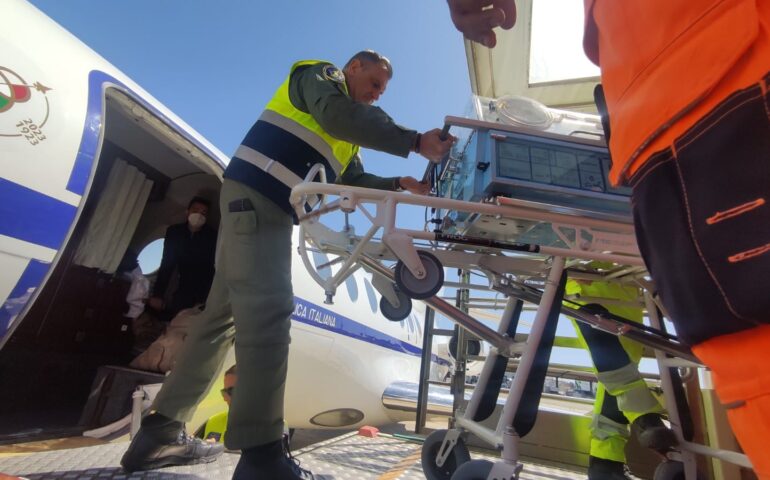 Neonato di 7 giorni in volo d’urgenza da Cagliari a Roma con un Falcon dell’Aeronautica Militare