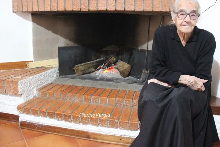Centenari di Sardegna: tantissimi auguri a Tzia Pasqua che oggi compie 102 anni