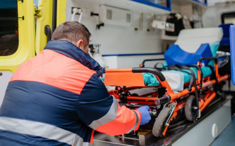 Un altro incidente in via Peretti: 40enne in gravi condizioni dopo essere stato investito