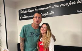 Fabrizio Corona a Cagliari: l’ex paparazzo apre uno dei suoi negozi, poi pranza in ristorante