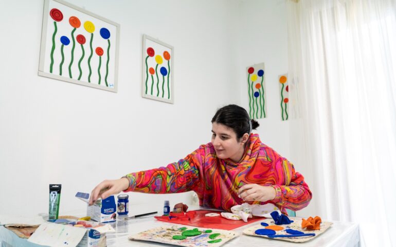 Storia di Giulia e dei suoi colori: l’arte come strumento per andare “oltre l’autismo”