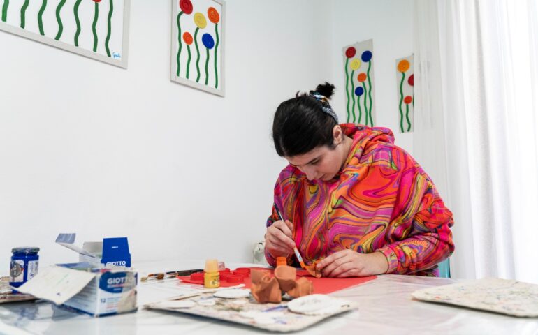 Apprezzare l’arte e conoscere l’autismo: la nuova mostra all’Ex Manifattura Tabacchi di Giulia Melis