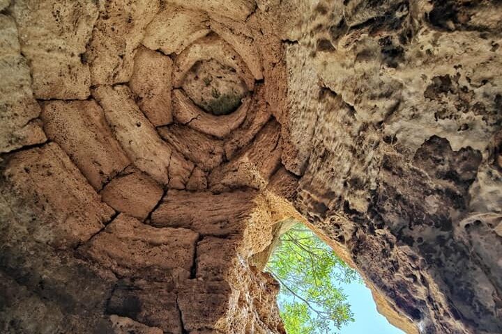 Tesori poco conosciuti di Sardegna: alla scoperta della fonte sacra Is Clamoris