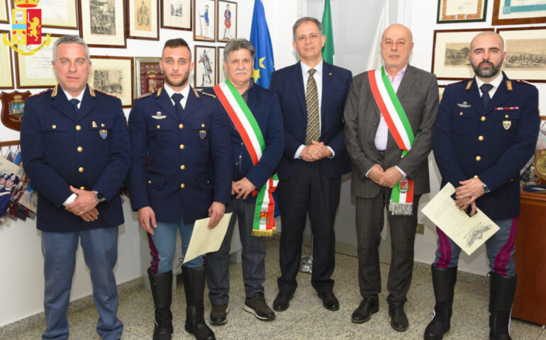 Si gettano nel fiume gelido per salvare una donna: due poliziotti sardi premiati