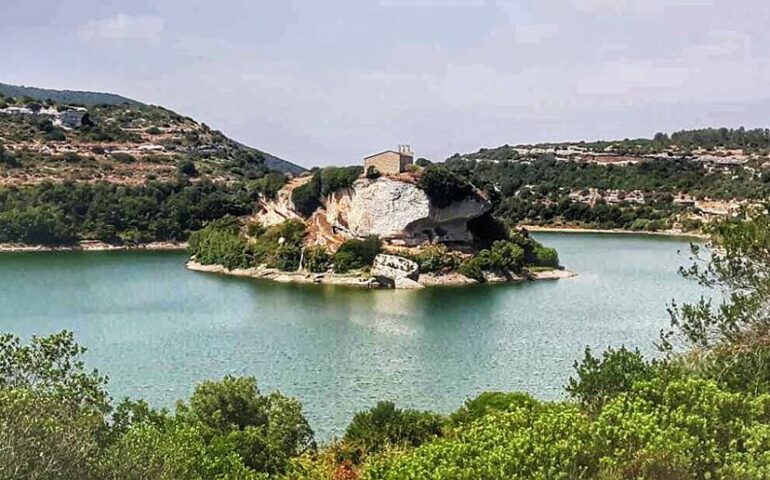 In un paesino in Sardegna c’è un isolotto lacustre con una chiesetta sulla cima: dove ci troviamo?