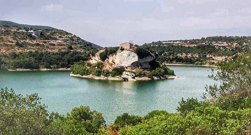Lo sapevate? In Sardegna c'è un isolotto lacustre con una Chiesetta sulla cima avvolto nella leggenda